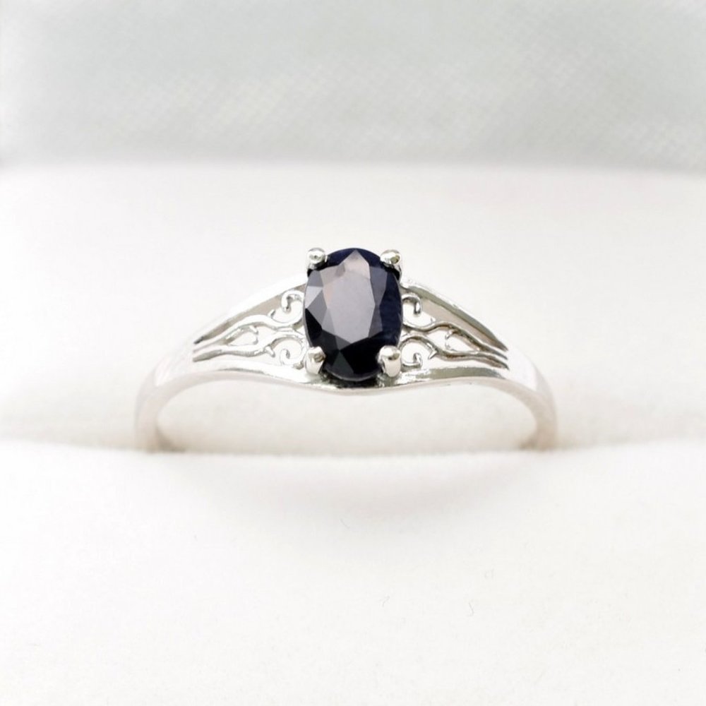 10K White Gold Natural Blue Sapphire (0.67ct) Ring
